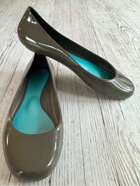 Oka B. Olive Eco-Friendly BioBased Shiny Patent Ballet Flats - Teal Insole 8